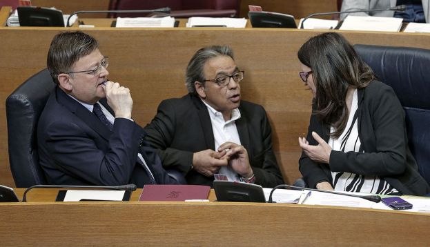 El president de la Generalitat Valenciana, Ximo Puig (i), junto a la vicepresidenta, Mónica Oltra, y el portavoz del grupo socialista, Manuel Mata, en una imagen de archivo / EFE