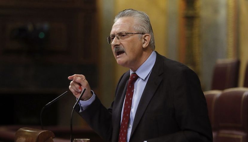 El diputado socialista Antonio Trevín, durante su intervención en una sesión de control al Gobierno / EFE / ARCHIVO