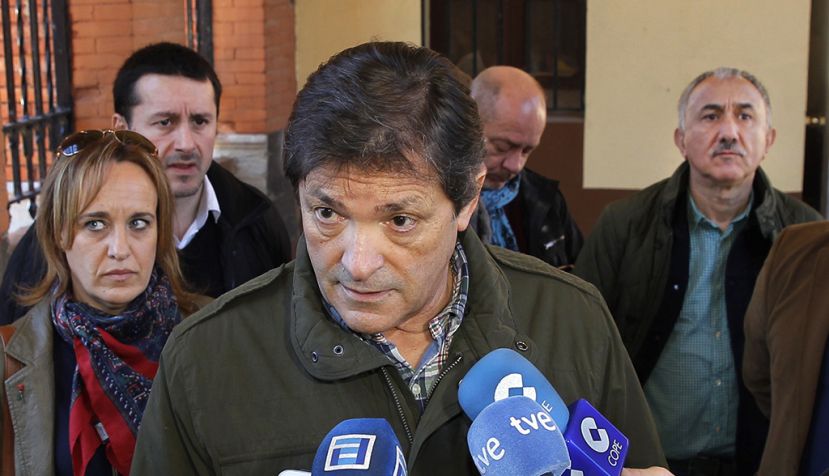 MIERES (ASTURIAS), 26/02/2017.- El presidente de la gestora del PSOE, Javier Fernández (c),; el secretario general de la UGT, Pepe Álvarez (d), y el secretario general de SOMA-FITAG UGT, José Luis Alperi, durante el tradicional acto de homenaje celebrado hoy en el cementerio civil de Mieres (Asturias) en memoria del histórico dirigente Manuel Llaneza, fundador del Sindicato de Obreros Mineros de Asturias (SOMA). EFE/Alberto Morante