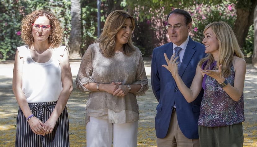 SEVILLA, 13/06/2017.- La presidenta de la Junta, Susana Díaz, conversa con el presidente de la Confederación de Empresarios de Andalucía (CEA), Javier González de Lara (2d), y con las secretarias generales de los sindicatos CCOO-A y UGT-A, Nuria López (i) y Carmen Castilla (d), respectivamente, momentos antes de la reunión que ha tenido lugar hoy en el Palacio de San Telmo en Sevilla para constituir la Mesa por la Calidad del Empleo. EFE/Julio Muñoz