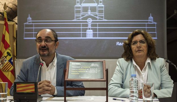 El presidente de Aragón, Javier Lambán (i), acompañado por la consejera de Ciudadanía y Derechos Sociales, María Victoria Broto / EFE / ARCHIVO