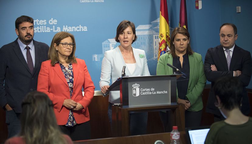 La portavoz del PSOE en las Cortes de Castilla-La Mancha, Blanca Fernández (c), junto a algunos diputados de su mismo grupo / EFE / ARCHIVO