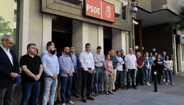 El secretario general, Pedro, Sánchez, y los trabajadores del PSOE a las puertas de la sede socialista de Ferraz / PSOE