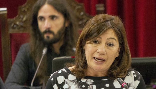 La presidenta de las Islas Baleares, Francina Armengol, durante una intervención en el pleno del Parlament Balear / EFE