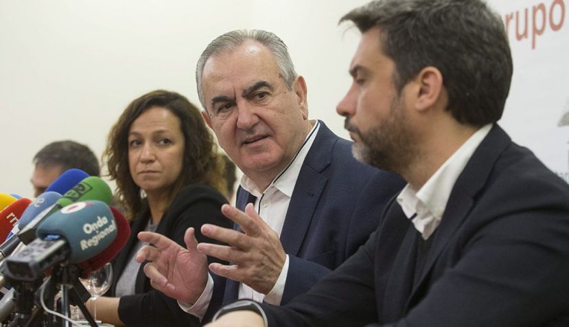 El secretario general del PSOE en Murcia, Rafael González Tovar (c), acompañado por los diputados Isabel María Casalduero (i) y Joaquín López (d) / EFE / ARCHIVO
