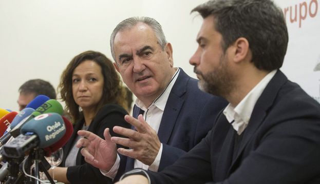 El secretario general del PSOE en Murcia, Rafael González Tovar (c), acompañado por los diputados Isabel María Casalduero (i) y Joaquín López (d) / EFE / ARCHIVO
